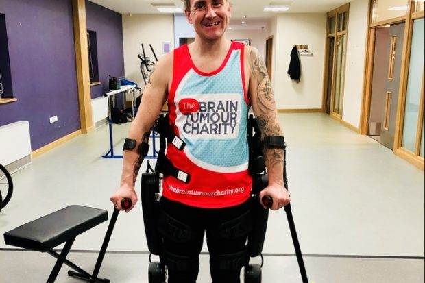 Британец с парализованными ногами преодолел марафон