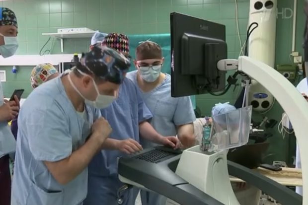 В России впервые проведена уникальная операция на головном мозге с помощью робота