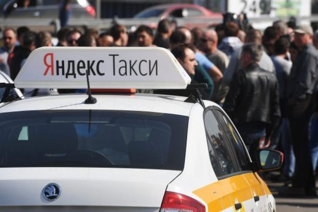Красноярский таксист отказался подвозить девушку-инвалида