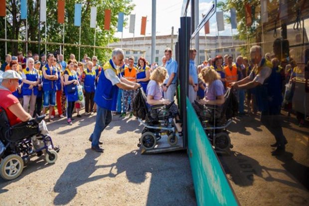 Красноярский инвалид-колясочник обучил экипажи троллейбусов