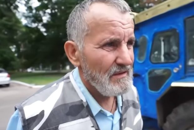 Житель Липецкой области 40 лет ездит на тракторе по России и чинит людям вещи
