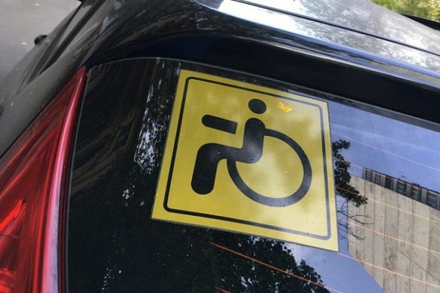 ГАИ вправе проверить медсправку, если на авто размещен знак Инвалид