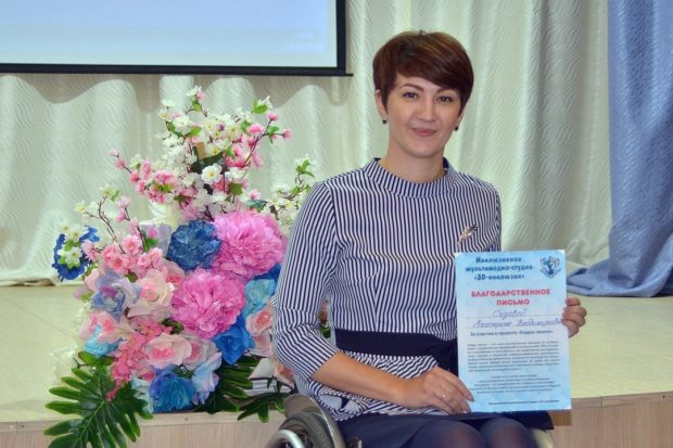 Екатерина Сизова подарила студии два сюжета - об инклюзивных балах и школе танцев для инвалидов-колясочников