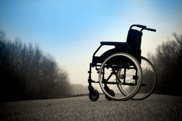 Инвалид три года выбивает электроколяску