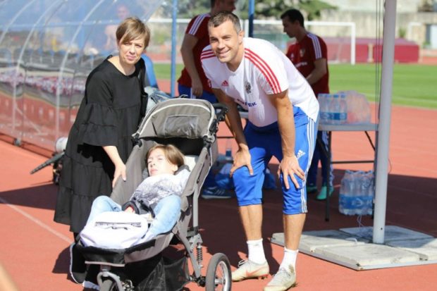 Тренировку сборной России в Сочи посетила тяжелобольная девочка
