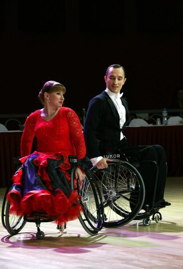 Мария Гетма с партнером Александром Охритько создала клуб танцев для колясочников «Pro-движение»