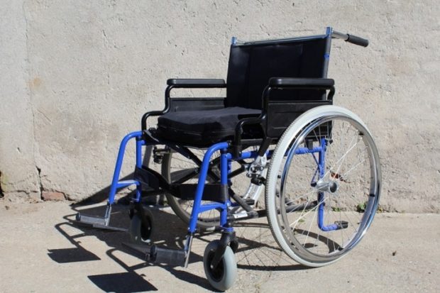 Посадить чиновников в инвалидные коляски