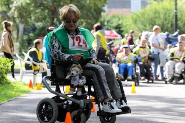 Инвалидов на колясках с двигателями приравняли в России к пешеходам