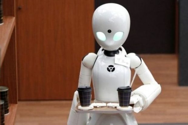 В новом японском кафе трудятся роботы-официанты под управлением парализованных людей