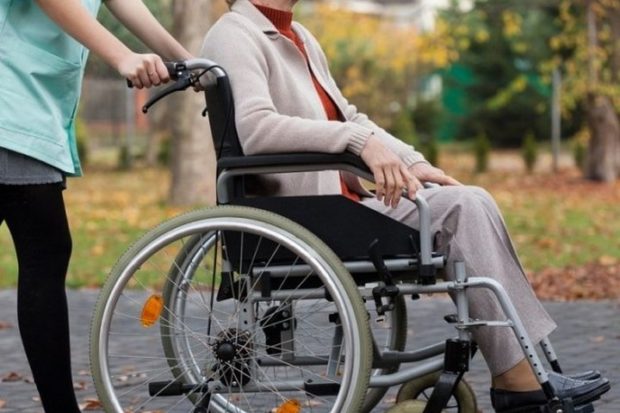 Инвалид-колясочник не смогла записаться на личный прием к мэру Волкову
