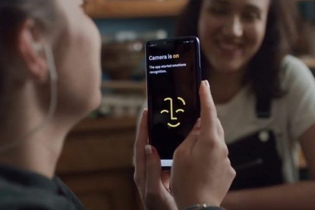 Новое приложение Huawei позволит слепым людям слышать эмоции собеседника