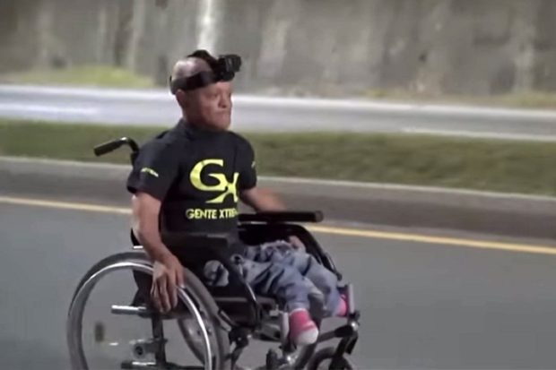 Форсаж на коляске: колумбиец устраивает гонки на инвалидном кресле