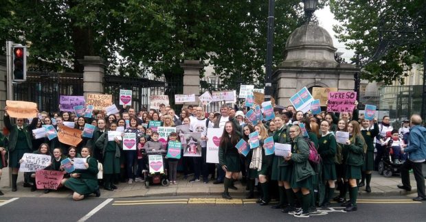 SMA families выходят на улицы в Ирландии, чтобы потребовать доступ к Spinraza