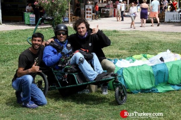 В Турции инвалид-колясочник совершил полет на параплане