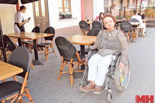 Доступность летних кафе в центре Минска человеку в инвалидной коляске
