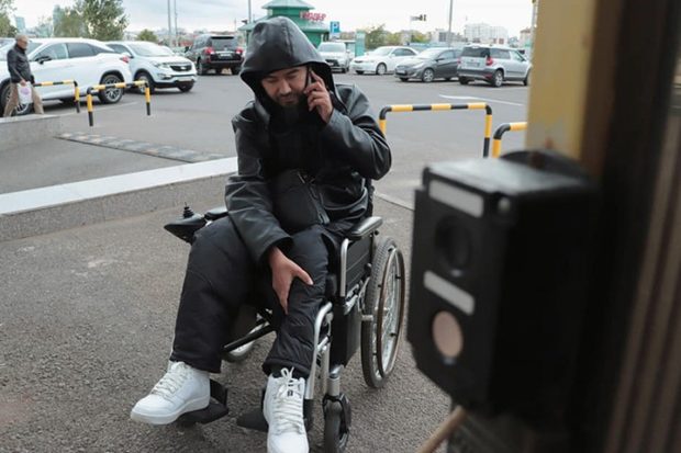 Инвалид сломал ногу на подъемнике центра госуслуг в Нур-Султане
