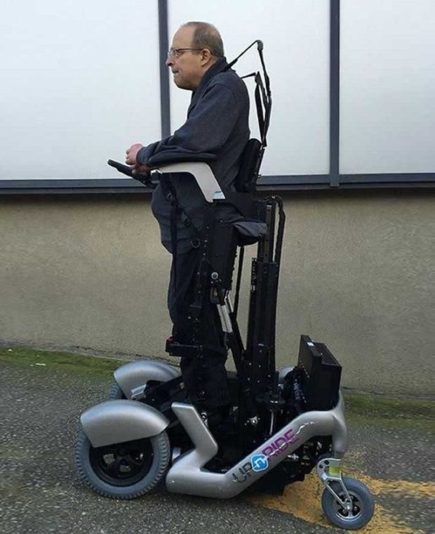 Новое инвалидное кресло с устройством TEK RMD позволит инвалиду стоять