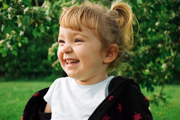 многие слышали историю Веры Званько — 3-летней девочки с редким заболеванием СМА