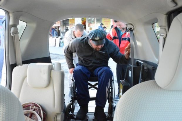 Благовещенские инвалиды-колясочники будут бесплатно ездить на такси «Копеечка»