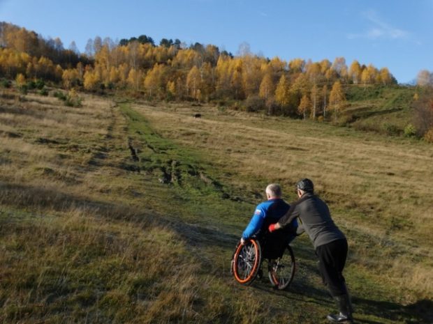 Инвалид-колясочник из Междуреченска покорил вершину Сыркаши