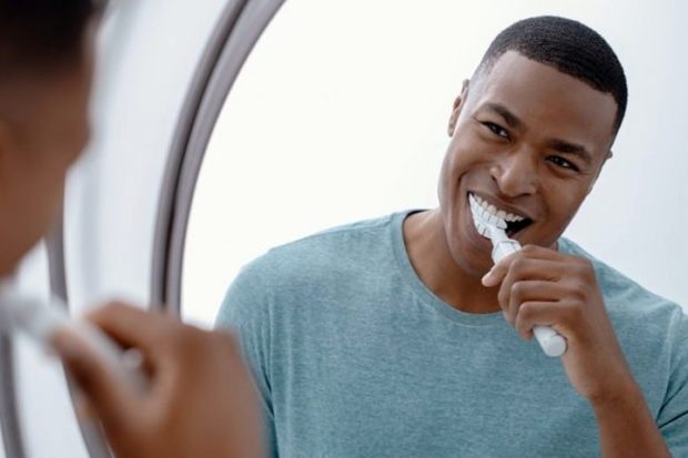 Зубная щетка Encompass полностью почистит зубы за 20 секунд