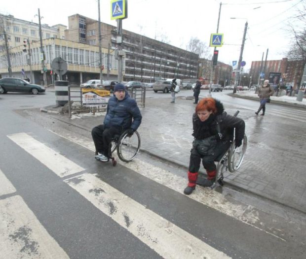 Смоленских подрядчиков посадят в инвалидные коляски принимать ремонт своих дорог