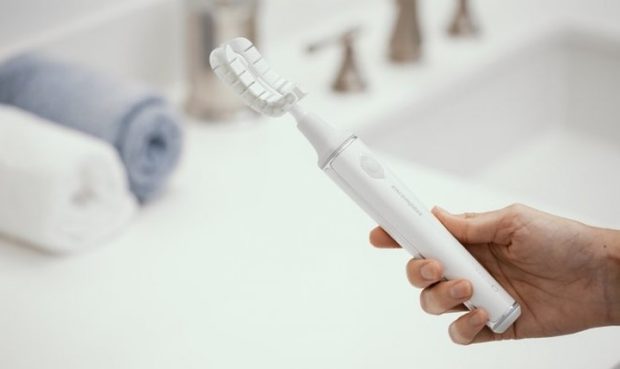 Зубная щетка Encompass полностью почистит зубы за 20 секунд