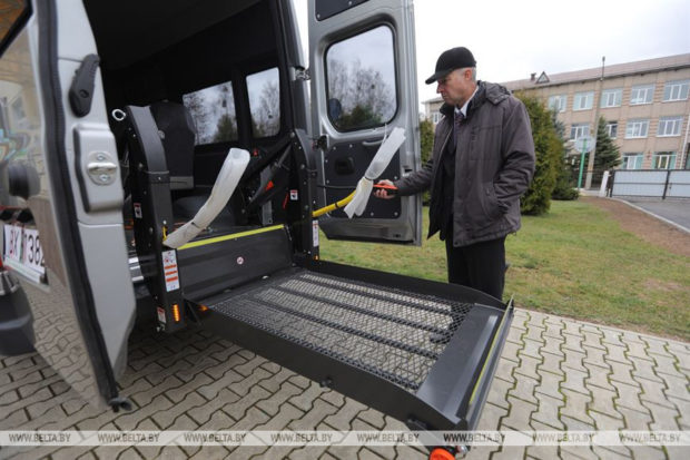 Новый микроавтобус оборудован пандусом для инвалидов-колясочников
