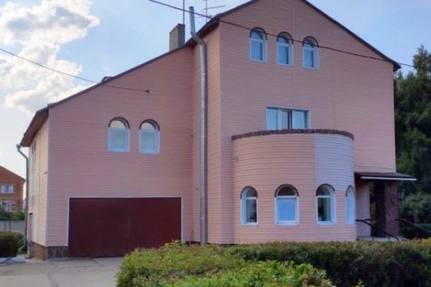 Омскому благотворительному центру “Радуга” подарили особняк в “Долине нищих”