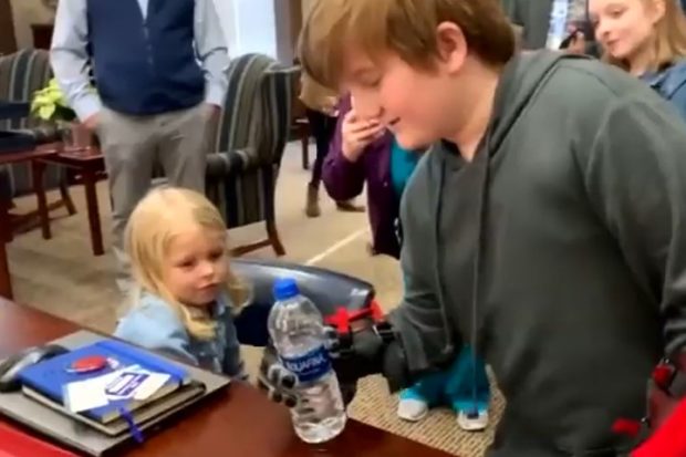 Трогательное видео: ребенок впервые берет бутылку протезом