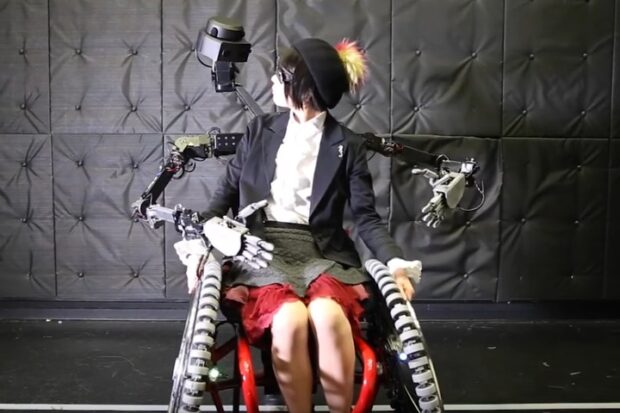 Инвалидное кресло с парой роборук SlideFusion