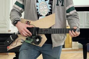 Студенты ИТМО придумали гитару для новичков и инвалидов
