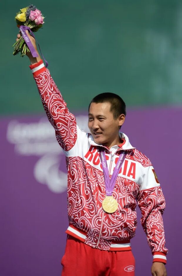 Тимур Тучинов на церемонии награждения призеров соревнований по стрельбе из классического лука на Паралимпийских играх 2012 в Лондоне