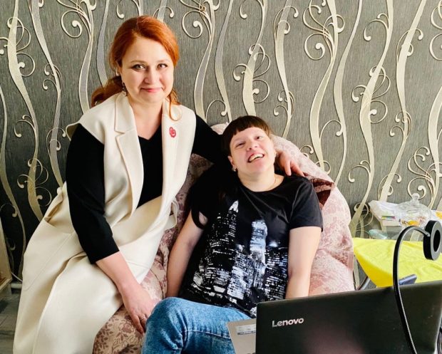Светлана Кармышева общается в соцсетях пальцами ноги