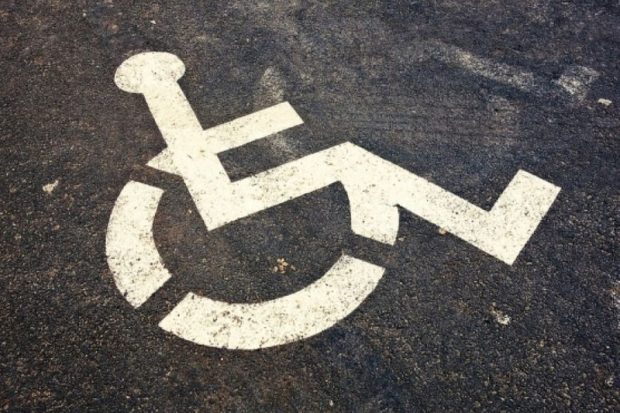 В Омске из-за места на парковке пострадал инвалид