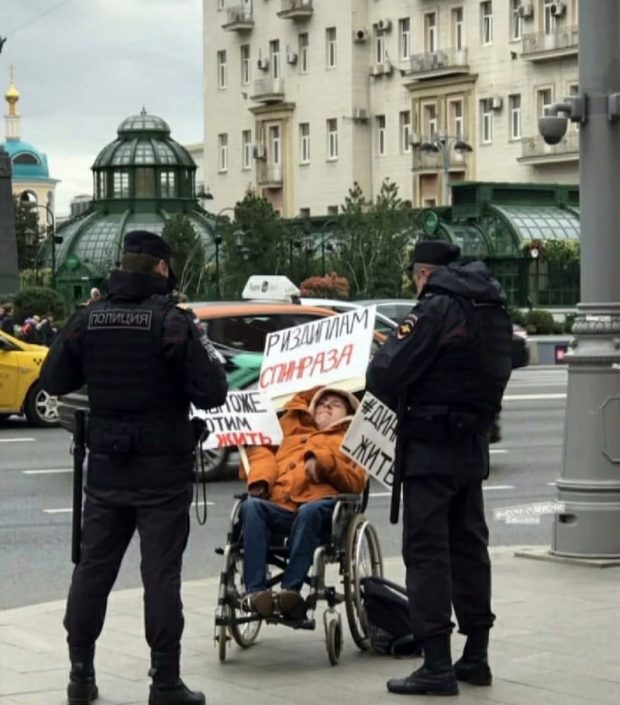 Московские пациенты продолжают выходить с пикетами и требовать соблюдения своих прав потому что другого выхода у них просто нет