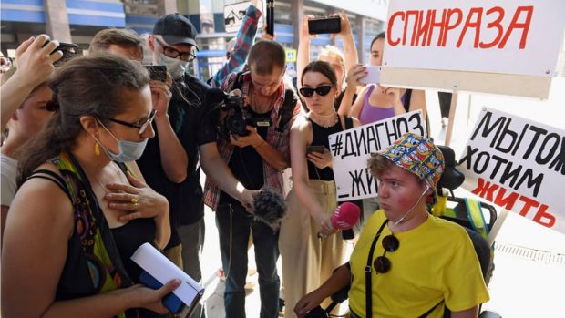 16 июля 19-летний москвич со СМА Даниил Максимов и еще несколько взрослых пациентов вышли на пикет перед Министерством здравоохранения РФ