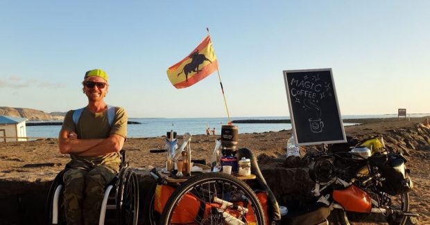 Александр Авдевич открыл уличную кофейню на пляже