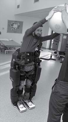 Экзоскелет REX предназначен для людей с нарушением мобильности: он позволяет пациенту передвигаться без использования рук (Фото: REX Bionics)