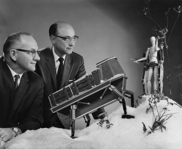 Помимо экзоскелетов, инженеры GE Ральф Мошер и Арт Бьюк разрабатывали пилотируемых роботов-мехов
