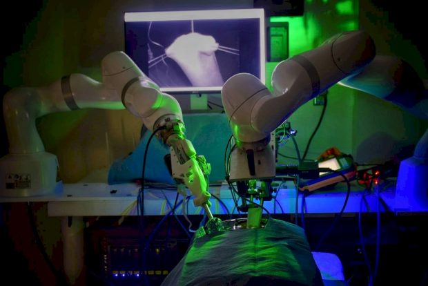 Робот провел первую операцию на кишечнике без человека