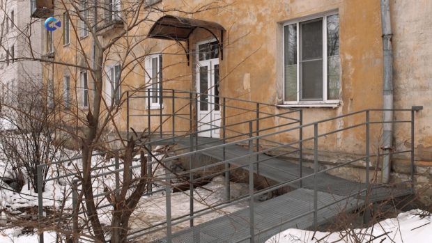 В одном из многоквартирных домов Петрозаводска установили пандус