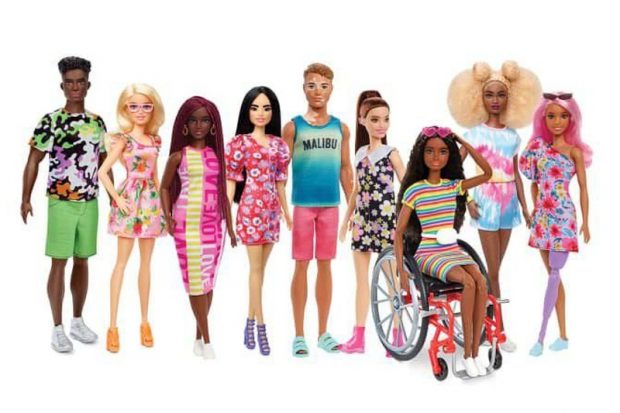 Barbie со слуховым аппаратом, протезом ноги и витилиго