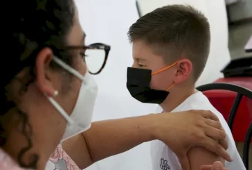 Вакцинацию американских детей от COVID-19 одобрили