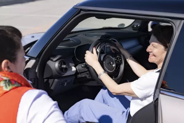 MINI адаптировала электромобиль Cooper SE для колясочников