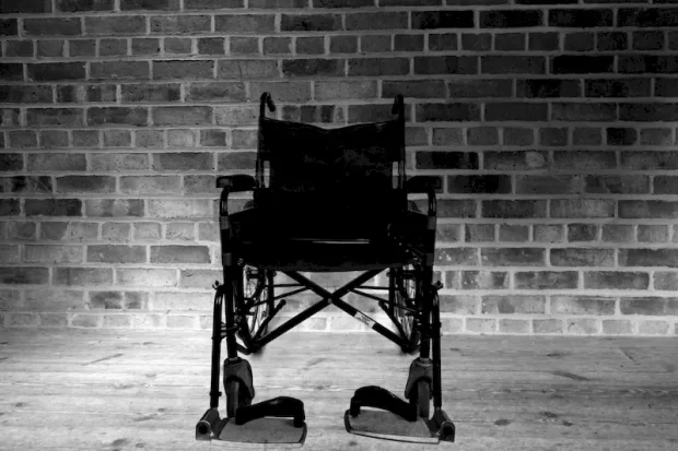 Инвалидная коляска пропала из подъезда дома