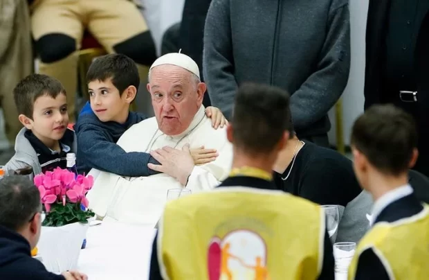 Папа Римский устроил обед для 1300 бедных в Ватикане