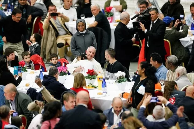 Папа Римский устроил обед для 1300 бедных в Ватикане