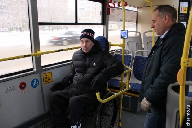 Водителей автобусов учили подъезжать к остановке