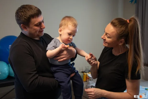 Родители с Мишей. Яна Бахтина полностью взяла на себя реабилитацию сына, а Дмитрий, кроме работы, помогает добиваться лечения другим пациентам со СМА